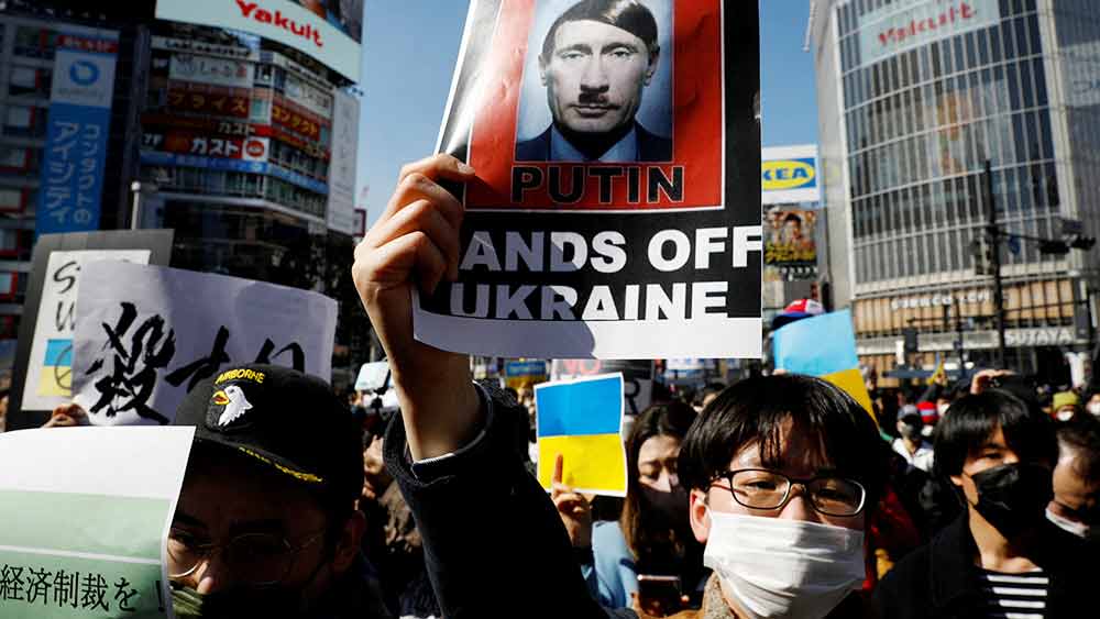 গত সপ্তাহান্তে টোকিয়োতেও প্রতিবাদের ঝড় উঠেছিল। শহরের সিনঝুকু জেলায় মিছিলে প্রতিবাদীদের দাবি ছিল, অবিলম্বে রাষ্ট্রপুঞ্জের নিরাপত্তা পরিষদ থেকে রাশিয়ার সদস্যপদ খারিজ করে দেওয়া হোক।  প্রতিবাদীদের অনেকেই জার্মানির একনায়ক হিটলারের সঙ্গে পুতিনের তুলনা টেনেছেন