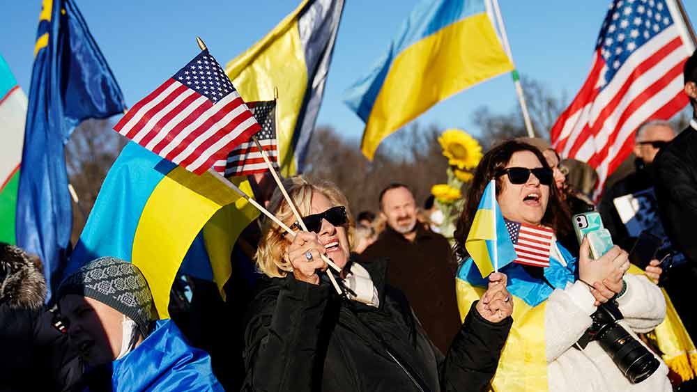 পুতিন সরকারের বিরুদ্ধে সিডনি বা শিকাগোতেও মোমবাতি মিছিল-সহ বিক্ষোভ দেখিয়েছেন মানুষজন। ওয়াশিংটনে হোয়াইট হাউস থেকে শুরু করে রাশিয়ান দূতাবাস— ইউক্রেনীয়দের সমর্থনে ভিড় করেছেন বহু প্রতিবাদী।