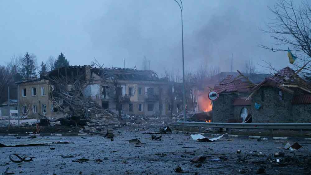 ভিডিয়োয় দেখা যাচ্ছে, শুধু একটি বহুতল নয়। মূল রাস্তার দু’ধারে পর পর সার দেওয়া সবক’টি বাড়ির মাথা থেকেই বেরিয়ে আসছে কালো ধোঁয়া। ভিতরে আগুন জ্বলছে। মাটিতে এসে পড়েছে দেওয়াল। প্রায় গোটা শহরটাকেই একটা ধ্বংসস্তূপ বলা চলে।