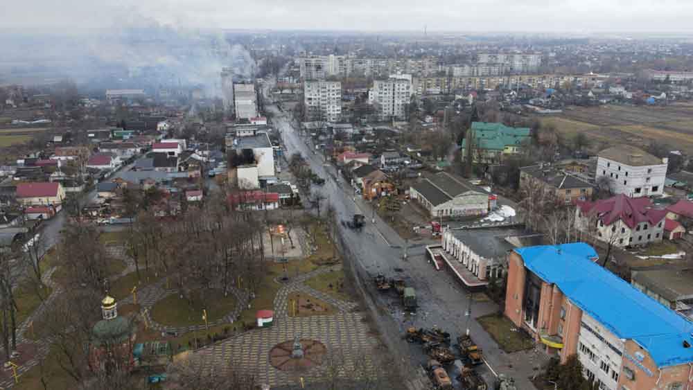 তবে এই সব কিছুই এখন ‘ছিল’ হয়ে গিয়েছে। বৃহস্পতিবারের পর থেকে বোরোডিয়াঙ্কার জায়গায় দাঁড়িয়ে রয়েছে একটা কঙ্কালসার, কালো ঝুলের মতো বোরোডিয়াঙ্কার ভূত। যে ছবি দেখলে বিশ্বাস করতে অসুবিধা হয়, ক’দিন আগে শহরের চেহারা কেমন ছিল।