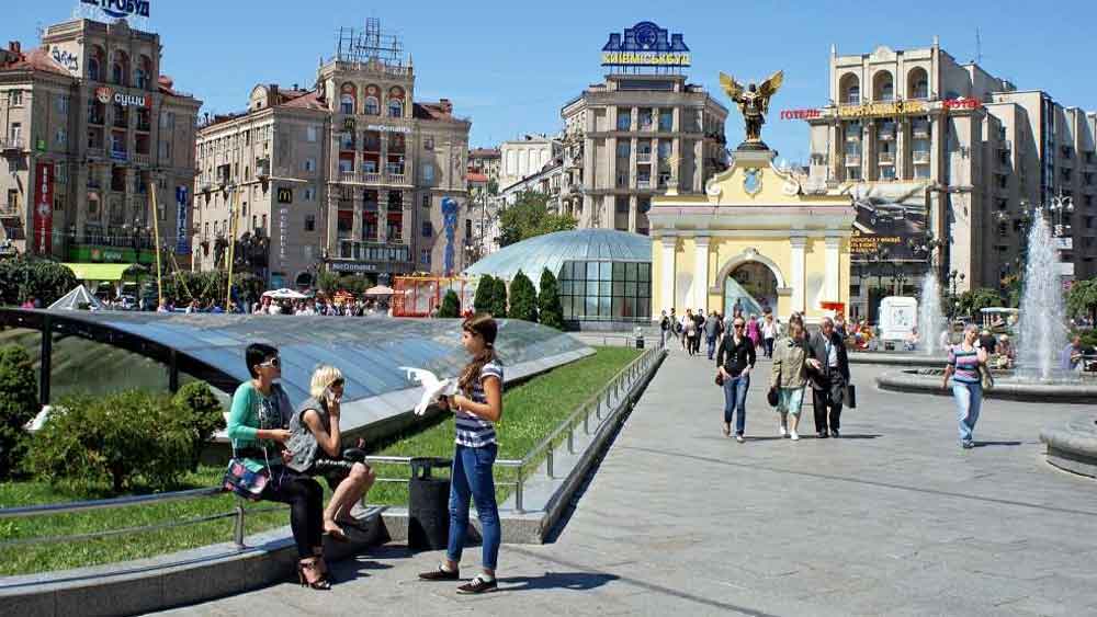 বোরোডিয়াঙ্কায় রুশ বাহিনীর ‘বুলডোজার’ সুলভ মার্চিংয়ের পরের ছবি প্রথম প্রকাশ করেন ইউক্রেনের বিদেশ বিষয়ক মন্ত্রী দিমিত্রো কুলেবা।