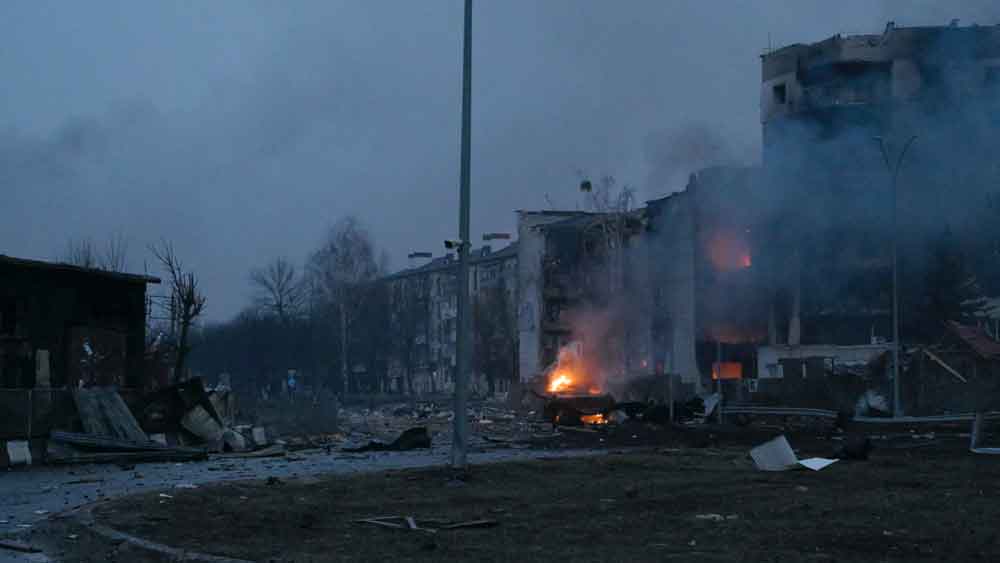 দিমিত্রি ওই ছবি টুইট করেন বৃহস্পতিবার রাত ৯টার সময়। তার কয়েক ঘণ্টা পর শুক্রবার সকালে প্রকাশ্যে আসে বোরোডিয়াঙ্কার আর একটি ভিডিয়োও। শহরে মূল রাস্তা বরাবর ড্রোন উড়িয়ে যেটি রেকর্ড করেছিলেন কেউ। ওই ভিডিয়োয় আরও স্পষ্ট হয়েছে শহরের বর্তমান অবস্থা।