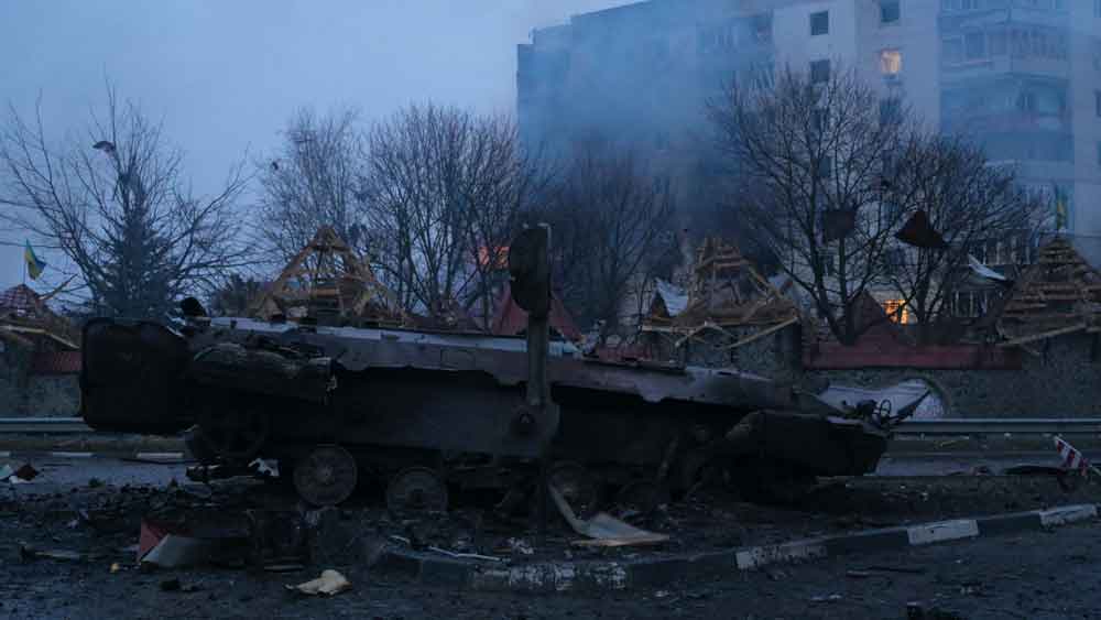 সেই বোরোডিয়াঙ্কায় এখন গ্রাস করেছে নৈঃশব্দ্য। রাস্তাঘাট জনমানবহীন। স্থানীয় প্রশাসন জানিয়েছে, মূল রাস্তার মুখে ঢোকার অবকাশ নেই কারণ সেখানে রাস্তা আটকে দাঁড়িয়ে আছে বেশ কয়েকটি সেনাবাহিনীর ট্রাক। পুড়ে গিয়েছে প্রত্যেকটাই। 