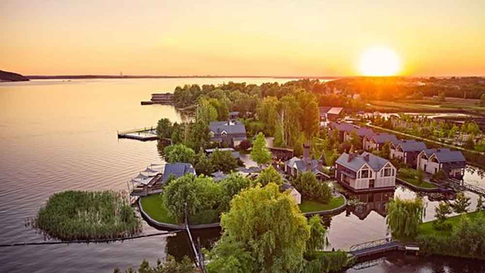 বোরোডিয়াঙ্কার এক প্রান্তে রয়েছে ভেজদা নদী। অন্য প্রান্তে একটি চিড়িয়াখানা। তা ছাড়া বোরোডিয়াঙ্কার প্রাকৃতিক দৃশ্যও বেশ মনোরম। যার আমেজ নিতে প্রতি বছরই পর্যটকরা ভিড় করেন এই শহরে। 