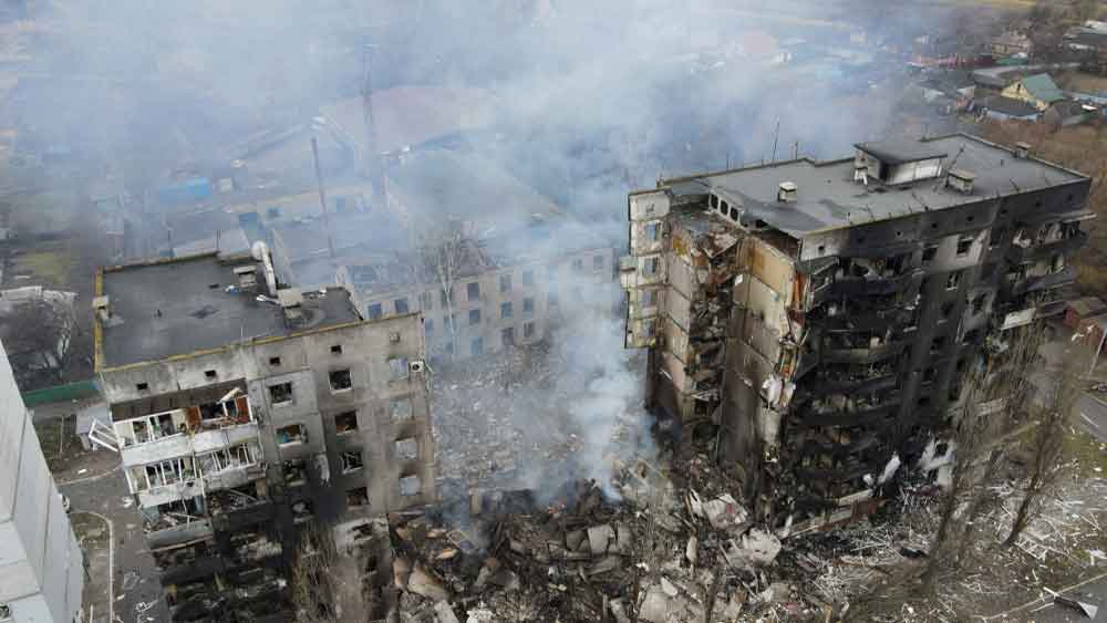 বহুতলটির ছবি যখন তোলা হয়েছিল, তখনও ভিতরে  আগুন জ্বলছে। দেখা যাচ্ছে, বোমার আঘাতে প্রায় দু’ভাগে ভাগ হয়ে গিয়েছে বাড়িটি। ঘরের আব্রু খুলে দিয়ে গুঁড়ো হয়ে মাটিতে পড়ে গিয়েছে গোটা একটা দেওয়াল। আসবাব সব এসে পড়েছে মাটিতে। 