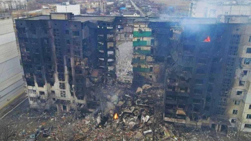 একটি প্রায়-ধ্বংস হয়ে যাওয়া বহুতলের ছবি দিয়ে দিমিত্রি যা লিখেছেন, তার তর্জমা করলে দাঁড়ায়,  ‘‘যে সব মিথ্যেবাদী রাশিয়ানরা বলছেন, ইউক্রেনের কোনও শহরে বা জনপদে বোমা বর্ষণ করা হয়নি, তাঁদের এই ছবিটা দেখতে বলুন।’’