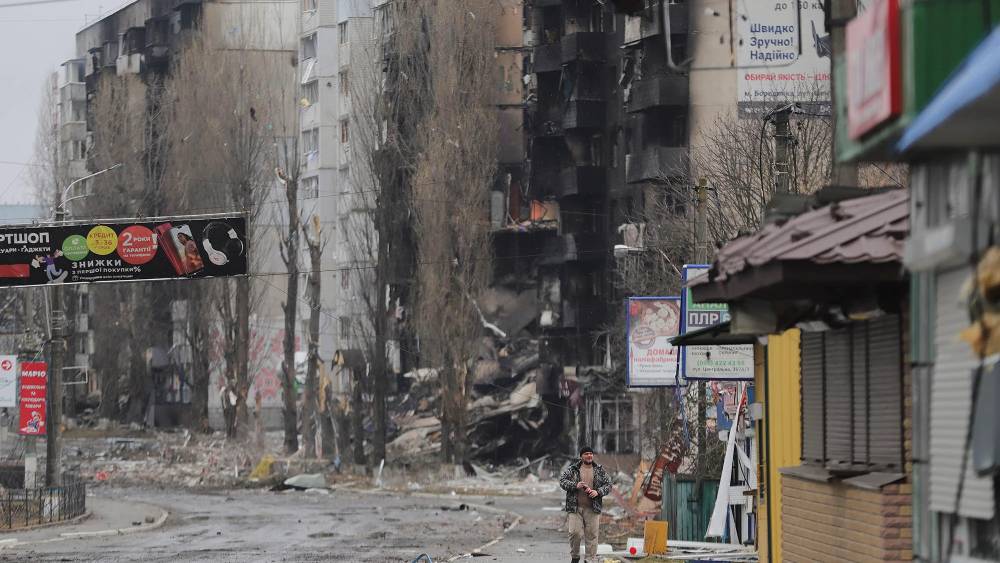 অ্যাপোক্যালিপ্স বোধ হয় একেই বলে!  শব্দটি ধ্বংসের সমার্থক হিসেবে ব্যবহার করা হলেও এর আরেক অর্থ উন্মোচন। রুশ বাহিনীর দৌরাত্ম্যে বোরোডিয়াঙ্কার আবরণ খুলে প্রকাশ্যে চলে এসেছে শহরটির দুর্বল দিকটি।  দিমিত্রি বলেছেন, বোরোডিয়াঙ্কায় রুশ বাহিনী গত দু’দিন ধরে টানা বোমাবর্ষণ করেছে। তাতে মৃত্যুও হয়েছে শহরের বহু বাসিন্দার। 