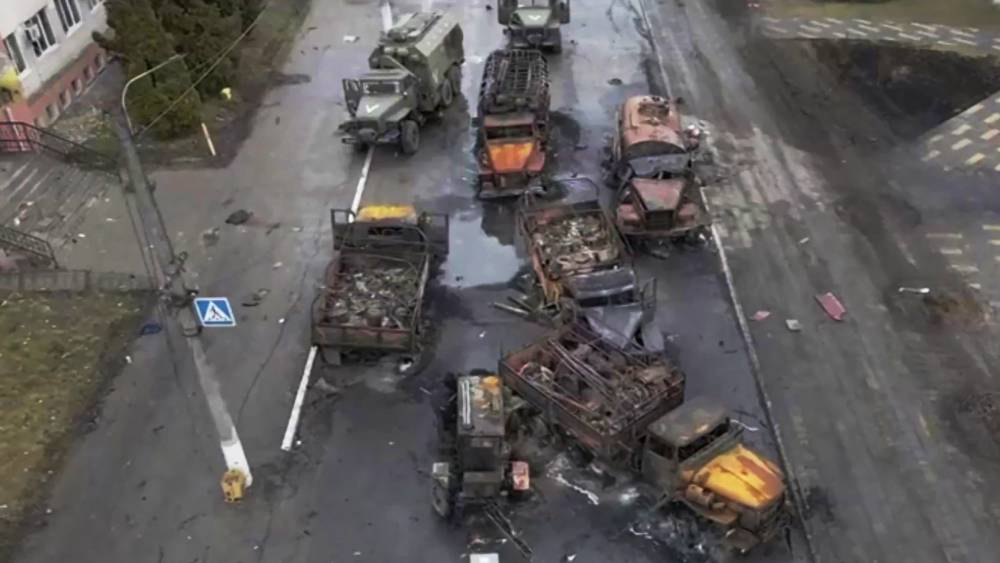 ট্রাকগুলির মধ্যে একটি বেঁচে গিয়েছে কোনওমতে। তবে চালক নেই। ট্রাকটির গায়ে সাদা অক্ষরে বড় করে লেখা একটি ভি। যা সাধারণত রাশিয়ার সেনা সাঁজোয়ার ট্রাকে দেখা যায়। 