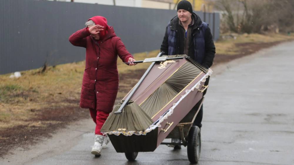 শহর ছেড়ে চলে গিয়েছেন প্রায় সমস্ত বাসিন্দা। তবে এখনও রয়ে গিয়েছেন কেউ কেউ। তাঁদের অনেককেই আত্মীয়ের কফিন নিয়ে রাস্তায় হাঁটতে দেখা গিয়েছে ছবিতে। এঁরা রাশিয়ার বোমার আঘাতের শিকার।