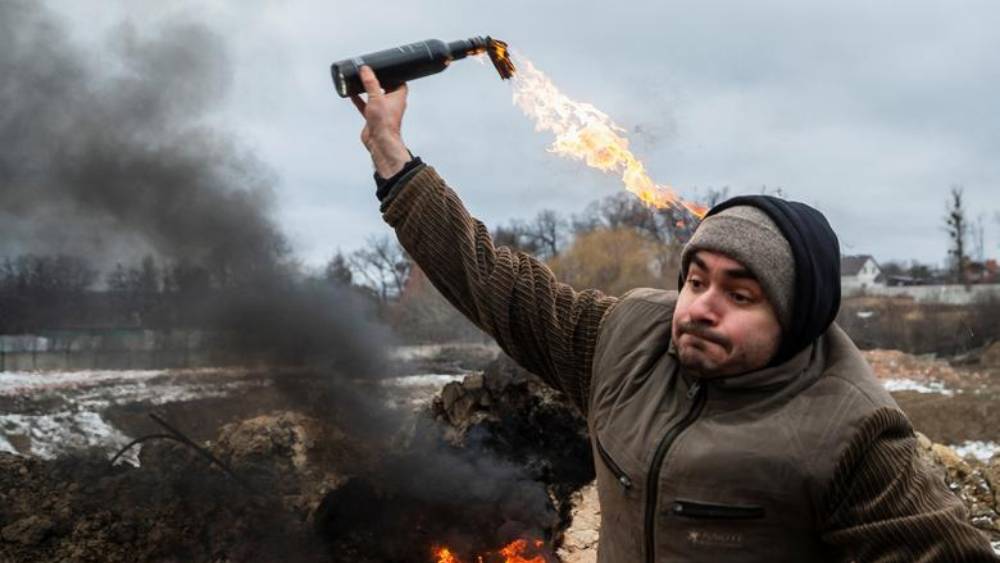তাঁরা জানিয়েছেন, প্রথমে রুশ ফৌজকে প্রতিহত করতে রাস্তায় নেমেছিলেন বোরোডিয়াঙ্কার সাধারণ মানুষজনই। বোতলবোমার মতো দেখতে, তবে তার থেকেও শক্তিশালী মলোটভ ককটেল নিয়ে হামলা চালিয়েছিল রুশ বাহিনীর সাঁজোয়ায়। 