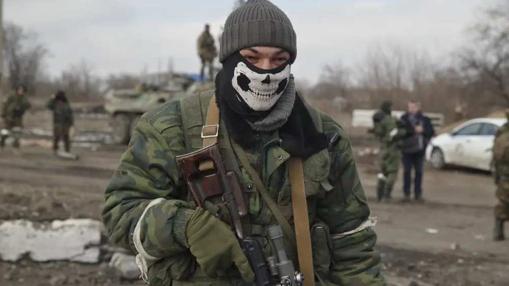 রুশ ‘বুলডোজার’-এ পিষছে ইউক্রেনের একের পর এক শহর। কিভে যাওয়ার পথে রাশিয়ার সেনাবহর  ইউক্রেনের যে যে  শহরের উপর দিয়ে এগিয়েছে, তার প্রত্যেকটিই এই মুহূর্তে জনমানবহীন। বসবাসের অযোগ্য। তবে বুধবার রুশ ফৌজের ছেড়ে যাওয়া যে শহরটির ছবি প্রকাশ্যে এসেছে, তা দেখে শিরদাঁড়া বেয়ে হিমস্রোত নেমে যেতে বাধ্য।