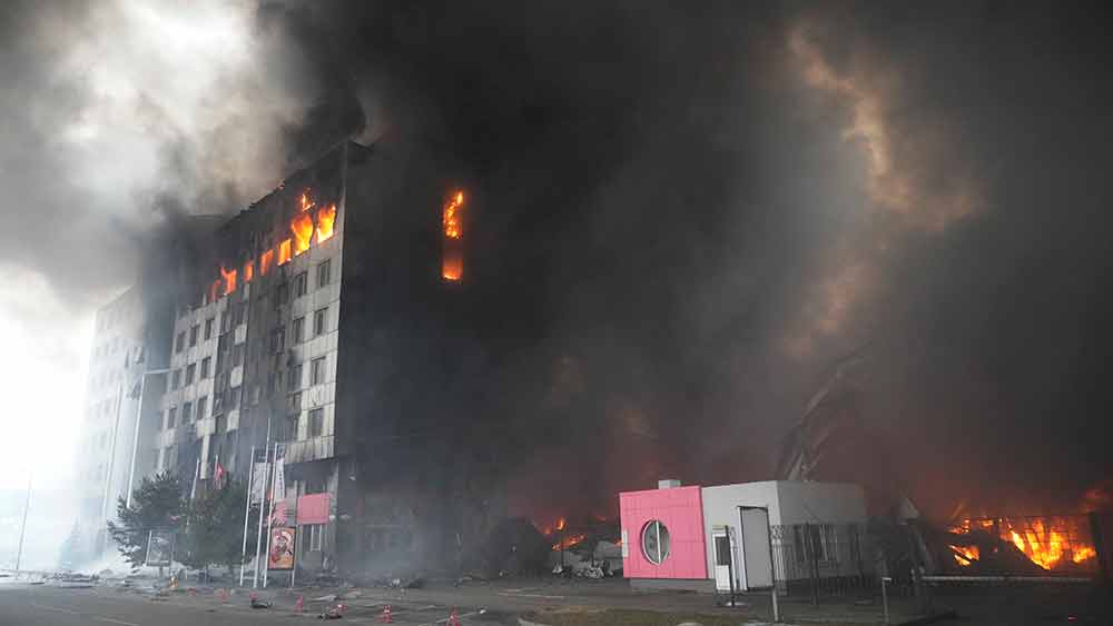 দেশের অসংখ্যা বাসিন্দা, তাদের সম্পত্তির মতোই ধ্বংস হয়ে যেতে পারে ইউক্রেনের বিভিন্ন ঐতিহ্যপূর্ণ স্থল। এমনই আশঙ্কা করছেন ইউক্রেনীয়রা। সে কারণেই রাশিয়ার ধ্বংসলীলার মাঝেই এক দল ইউক্রেনীয় প্রাণপণ চেষ্টা শুরু করেছেন দেশের ঐতিহ্যকে বাঁচিয়ে রাখতে।