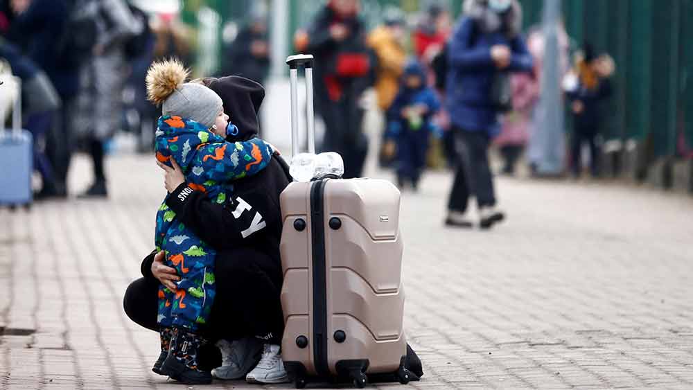 ইউনেস্কোর দাবি, পুতিনবাহিনীর আক্রমণের সপ্তাহখানেকের মধ্যেই ঘর হারিয়েছেন লক্ষাধিক ইউক্রেনীয়। ২৪ ফেব্রুয়ারি ইউক্রেনের বিরুদ্ধে রাশিয়ার যুদ্ধ শুরুর দ্বিতীয় সপ্তাহেই দেশছাড়া সেখানকার এক লক্ষ ৬০ হাজার নাগরিক। 