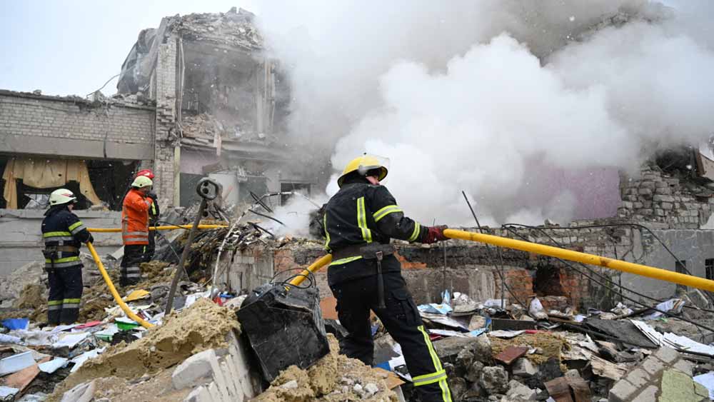 রাশিয়ান বায়ুসেনার হানায় ধ্বংসের মুখে ইউক্রেনের বহু শহর। তবে সেই ধ্বংসের মাঝেই দেশের শিল্প নিদর্শন বাঁচাতে দিনরাত এক করে দিচ্ছেন লুভিভ শহরের বাসিন্দারা। 