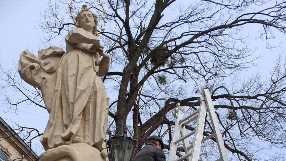 ইউক্রেনের সাংস্কৃতিক শহর বলে পরিচিত লুভিভ শহর জুড়েই ছড়িয়ে রয়েছে বারোক যুগের অজস্র শিল্পকৃতি। রয়েছে লোকশিল্পীদের কাজের নিদর্শন-সহ বহু ঐতিহাসিক সৌধ। 