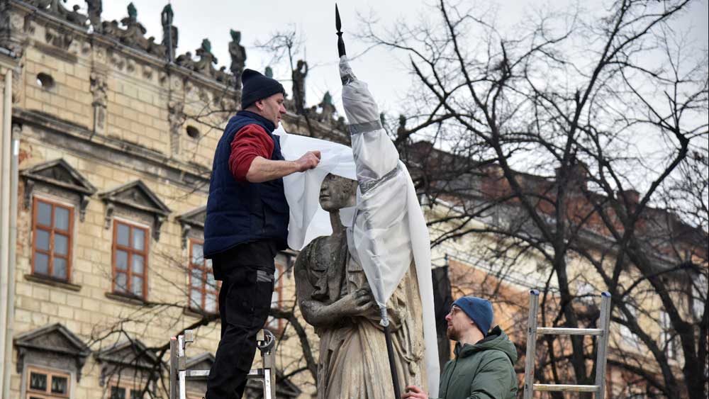 রাশিয়ার হামলা থেকে সে সব বাঁচাতে সামান্য পুঁজি নিয়েই ময়দানে নেমে পড়েছেন লুভিভের বাসিন্দারা। নেটমাধ্যমে ছড়িয়ে পড়েছে সে সব ছবি। 