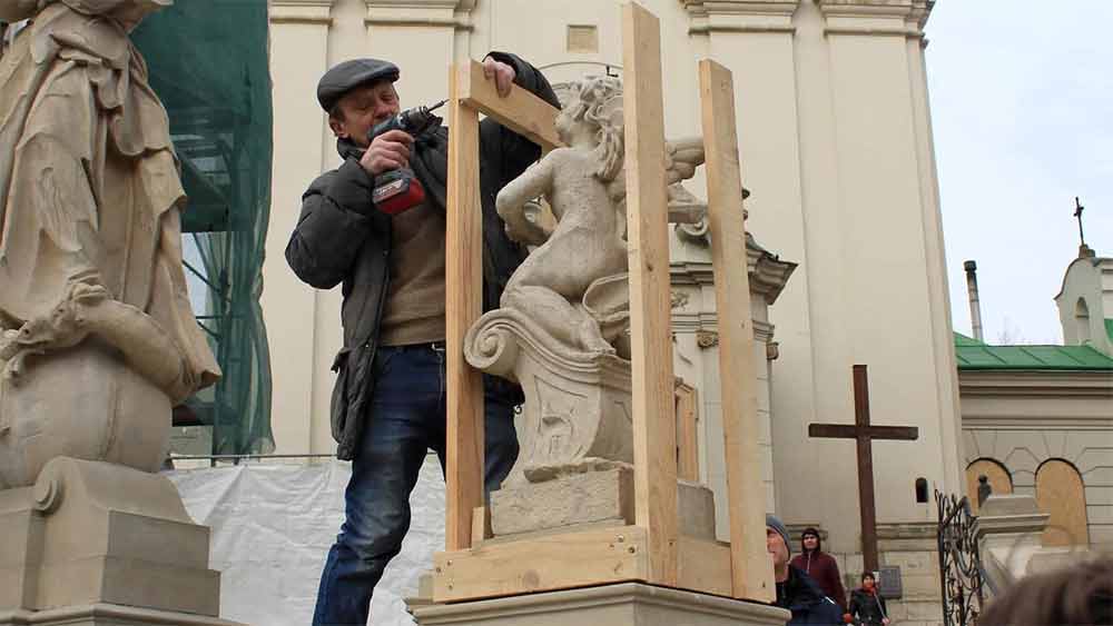 প্রায় দু’শো বছর আগেকার চুনাপাথরের সেই মূর্তিগুলি রয়েছে এক মানুষ সমান উঁচু বেদীর উপরে। সিঁড়ি দিয়ে মূর্তিগুলির কাছে গিয়ে তাতে ঢাকনা দেওয়ার কাজ শুরু করে দিয়েছেন শহরের বাসিন্দারা। যাতে রাশিয়ান হামলা থেকে কোনও ভাবে ওই মূর্তিগুলিকে রক্ষা করা যায়।