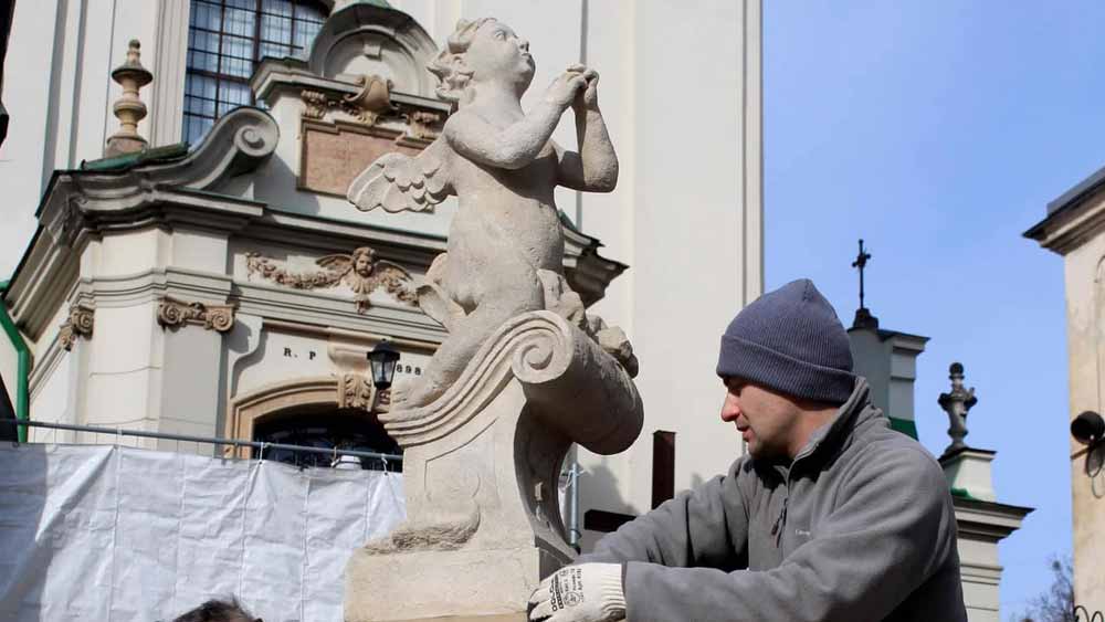 রাশিয়ার আক্রমণের জেরে ইউক্রেনের ঐতিহ্যবাহী স্থলগুলি ধ্বংস হয়ে যেতে পারে বলে আশঙ্কা ইউনেস্কোর। ইউক্রেনের ঐতিহ্যরক্ষায় আন্তর্জাতিক মানবাধিকার আইনের পাশাপাশি ১৯৫৪ সালের হেগ সম্মেলনে গৃহীত সাংস্কৃতিক সম্পত্তি বাঁচানোরও আবেদন করেছে তারা।