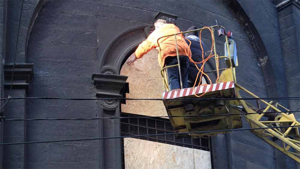 লুভিভের স্থানীয় বাসিন্দাদের উদ্যোগের ছবিও ফেসবুকে শেয়ার করেছে ওই স্বেচ্ছাসেবী সংগঠনটি। তাতে দেখা গিয়েছে, সতেরোশো শতকের একটি গির্জার জানলার কাচে ধাতব পাত বসাচ্ছেন লুভিভের বাসিন্দারা। 