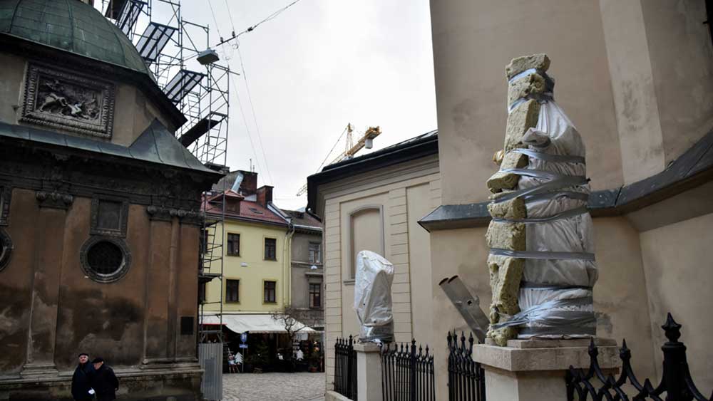 রাজধানী শহর কিভ বা খারকিভ-সহ ইউক্রেনের একাধিক শহরে হামলা চালিয়েছে রাশিয়ার বায়ুসেনা। তবে আশ্চর্যজনক ভাবে পশ্চিম ইউক্রেনের সবচেয়ে বড় শহর লুভিভে কোনও হামলা হয়নি। তা সত্ত্বেও আশঙ্কায় রয়েছেন শহরের বাসিন্দারা। সম্ভাব্য আক্রমণের আগেই যাবতীয় প্রস্তুতি সেরে ফেলতে চাইছেন তাঁরা।