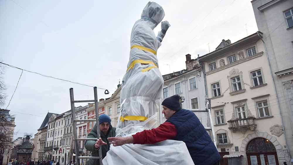 ধ্রুপদী এবং বাইজান্টাইন যুগের শিল্পীদের পাশাপাশি রয়েছে  জিওভানি বেলিনি, ফ্রানসিসকো গোয়া এবং জাক-লুই দাভিদের মতো খ্যাতনামা শিল্পীদের পেন্টিং। শুধুমাত্র কিভের জাদুঘরেই ইউক্রেনের স্বাধীনতা-পূর্ব সময়কার চার হাজার শিল্পকৃতি রয়েছে। 