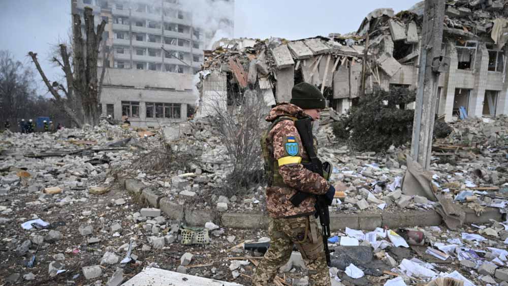 ইউক্রেনের শিল্প নির্দশনগুলির মধ্যে এখনও পর্যন্ত কী কী ধ্বংস হয়ে গিয়েছে? সে দেশের বিদেশ মন্ত্রকের দাবি, ২৮ ফেব্রুয়ারি রাশিরার হামলায় পুরোপুরি ধ্বংস হয়ে গিয়েছে কিভের ইভানকিভ সংগ্রহালয়। তাতে ইউক্রেনের খ্যাতনামা শিল্পী মারিয়া প্রাইমাচেঙ্কোর ওই ২৫টি পেন্টিং নষ্ট হয়ে গিয়েছে। 