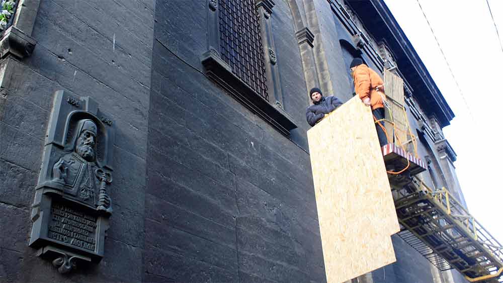 ওই স্বেচ্ছাসেবী সংগঠন জানিয়েছে, শিল্পরসিকদের পাশাপাশি আমজনতাও আশঙ্কায় রয়েছেন। তাই হাতের কাছে যা পাচ্ছেন, তা-ই দিয়েই শহরের ঐতিহ্যরক্ষার কাজে লেগে পড়েছেন সাধারণ বাসিন্দারা। 