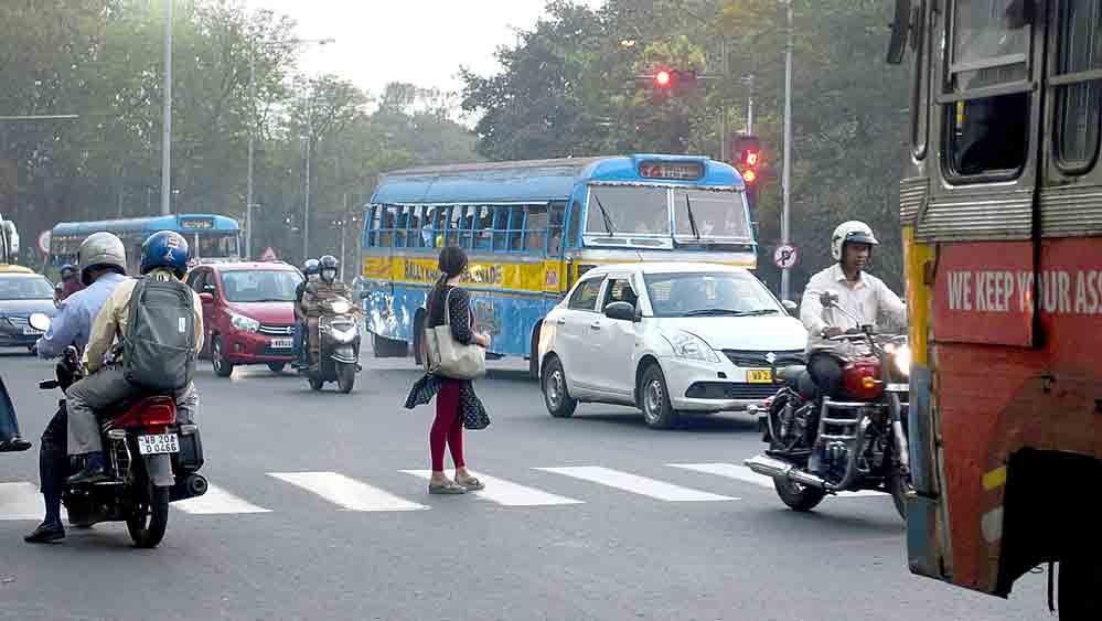 বিপত্তি: গাড়ি চলাচলের মধ্যেই রাস্তা পেরোনোর চেষ্টা। স্বয়ংক্রিয় সিগন্যালের জন্য পারাপার করার পর্যাপ্ত সময় মিলছে কি না, উঠছে প্রশ্ন। 