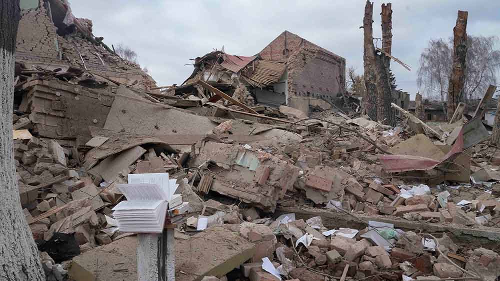 ইউক্রেন আক্রমণের পর রাশিয়ার উপরে ইতিমধ্যেই আর্থিক নিষেধাজ্ঞা জারি করেছে আমেরিকা, ব্রিটেন-সহ বিশ্বের বহু দেশ। ওই দেশগুলিতে পুতিন-ঘনিষ্ঠ বলে পরিচিতদের বিরুদ্ধেও রাষ্ট্রীয় চোখরাঙানি চলছে বলে অভিযোগ।