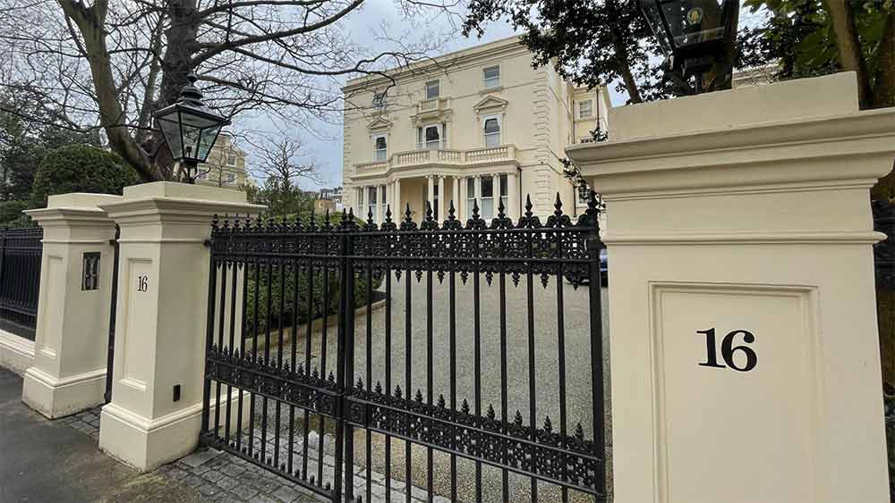 বিপুল সম্পত্তি হাতছাড়া হয়ে যেতে পারে, এই আশঙ্কায় নাকি একটি এস্টেট ম্যানেজারের মাধ্যমে উত্তর লন্ডনের হাইগেট এলাকায় তাঁর প্রাসাদোপম বাংলো বিক্রির সিদ্ধান্ত নিয়েছেন উসমানভ। যদিও সে চেষ্টায় সফল হতে পারেননি তিনি। সরকারের দাবি, ওই বাংলোর মালিক এস্টেট এজেন্ট নন, খোদ উসমানভ।