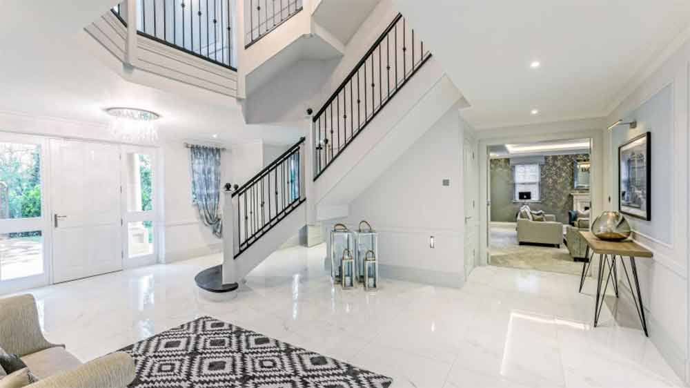 ব্রিটিশ সংবাদমাধ্যম জানিয়েছে, প্রাসাদের ভিতরে রয়েছে তিন বেডরুমের অতিথিশালা। প্রাসাদের কর্মীদের থাকার জন্য রয়েছে আটটি বেডরুম-সহ একটি স্কোয়াশ খেলার কোর্ট এবং ছ’টি ঘরের পুলহাউস। 