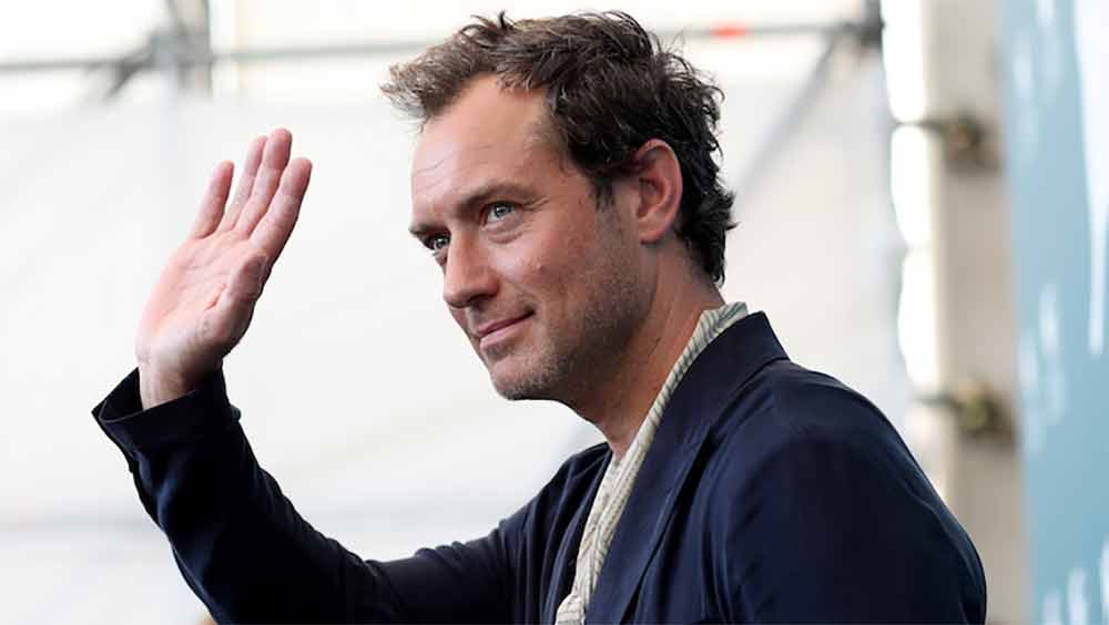 ব্রিটিশ সংবাদমাধ্যম জানিয়েছে, ১১ একরের ওই প্রাসাদের গায়েই রয়েছে হলিউড তারকা জুড ল এবং পপস্টার হ্যারি স্টাইলসের বাড়ি। এককালে জর্জ মাইকেল বা কেট মসের মতো তারকারও আশপাশেই থাকতেন। 