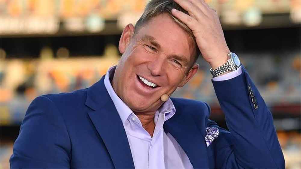 ওয়ার্নের জীবনে নাকি ক্রিকেট ছাড়াও আরও অনেক কিছু ছিল। সিডনির রেডিয়ো সঞ্চালক লরেন্স মুনি এক বার বলেছিলেন, ‘‘ওঁর (ওয়ার্নের) জীবনে টিন্ডার, বিয়ার, ডার্টস, জুয়া এবং ক্রিকেট— এই পাঁচটি জিনিসই ছিল। ব্যাস!’’