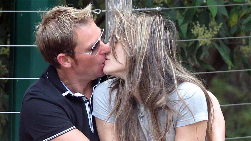 হলিউড তারকা এলিজাবেথ হার্লির সঙ্গে এক সময় বেশ মাখোমাখো সম্পর্ক গড়ে উঠেছিল শেন ওয়ার্নের। ২০১০ সাল থেকে নাকি বছর তিনেক টিকেছিল সে সম্পর্ক। সে সময় ওয়ার্নের সঙ্গে তাঁর স্ত্রীর সিমোন কালাহানের বিবাহবিচ্ছেদ হয়ে গিয়েছে। তবে ব্রিটিশ অভিনেতা লিজ হার্লি আইনত তখনও অরুণ নায়ারের স্ত্রী। যদিও একসঙ্গে থাকতেন না তাঁরা। ২০১১ সালে অরুণের সঙ্গে লিজের বিচ্ছেদ হয়েছিল।