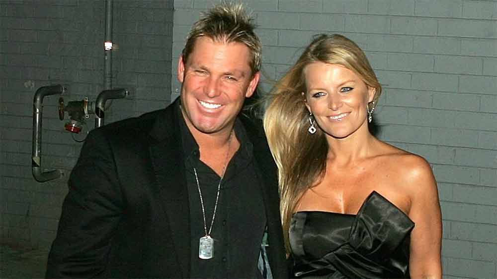 সিমোনের সঙ্গে প্রায় ১০ বছরের বিবাহিত জীবন কাটিয়েছেন ওয়ার্ন। তবে ২০০৫ সালে বিবাহিত ওয়ার্নের সঙ্গে নাম জুড়েছিল একাধিক জনের সঙ্গে। ইংলিশ ছাত্রী লরা সেয়ার্স বা টিভি অ্যাসিস্ট্যান্ট কেরি কলিমোর প্রকাশ্যেই তাঁদের প্রেমিক হিসাবে ওয়ার্নের নাম করেছিলেন। সে সময় হামেশাই সিমোনের চোখে পড়ত শিরোনাম— ওয়ার্ন এই মহিলার সঙ্গে, ওয়ার্ন ওই মহিলার সঙ্গে। স্বাভাবিক ভাবেই বিয়ে টেকেনি ওয়ার্নের।