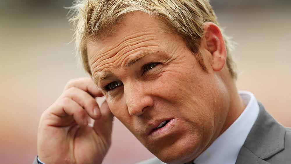 ২০০৫ সালে একটি ট্যাবলয়েডের দাবি, কেরির সঙ্গে গাড়ির বনেটের উপর যৌনসঙ্গমে মেতেছিলেন ওয়ার্ন। কেরির এক বন্ধুর দাবি, ‘‘ওয়ার্ন তো কেরিকে ছা়ড়তেই চান না। ঘরেবাইরে সবর্ত্র যৌনসঙ্গমের চেষ্টা করতে থাকেন।’’ অন্য দিকে, সেয়ার্সের দাবি ছিল যে এক বার তাঁর সামনে জামাকাপড় খুলে ফেলেন ওয়ার্ন। এর পর তাঁর সঙ্গে যৌন সম্পর্ক গড়ার কথা বলেন।