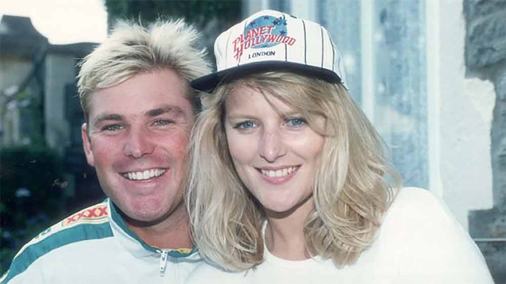 ১৯৯৫ সালে সিমোনের সঙ্গে বিয়ে হয়েছিল ওয়ার্নের। একাধিক যৌন কেলেঙ্কারির পর সিমোনের সঙ্গে ছাড়াছাড়ি হলেও আবার তাঁর সঙ্গে থাকতে চেয়েছিলেন তিনি। সে সুযোগও দিয়েছিলেন সিমোন। তবে ফের সিমোনকে ঠকানোর অভিযোগ ওঠে।