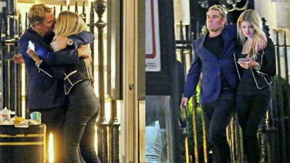 ওয়ার্নকে নাকি এক বার হাতেনাতে ধরে ফেলেছিলেন সিমোন। প্রেমিকাকে একটি টেক্সট মেসেজ করেছিলেন ওয়ার্ন। ‘ওগো সুন্দরী, এখন আমার বাচ্চাদের সঙ্গে কথা বলছি। আর (বাড়ির) পিছনের দরজা খোলা... ।’ প্রেমিকার বদলে সেই মেসেজ চলে গিয়েছিল সিমোনের স্মার্টফোনে। 