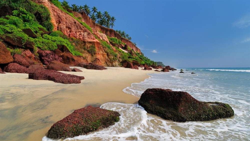 ভরকলা: কেরলে সমুদ্র সৈকতের অভাব নেই। কিন্তু একক ভ্রমণের জন্য অন্যতম আদর্শ সৈকতটি হল ভরকলা। যাঁরা খুব একটা ছোটাছুটি করতে পছন্দ করেন না, তাঁদের জন্য এই স্থানটি হতে পারে আদর্শ। সমুদ্রের ধারে হ্যামকে শুয়েই কেটে যাবে সারা দিন। রয়েছে বিভিন্ন আয়ুর্বেদিক স্পা ও মাসাজের ব্যবস্থাও।