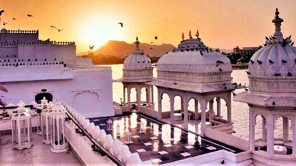 উদয়পুর: শুধু উদয়পুর নয়, গোটা রাজস্থান জুড়েই ক্রমশ বাড়ছে একক ভ্রমণে আগ্রহীদের আনাগোনা। আরাবল্লির পাদদেশ অবস্থিত উদয়পুরে রয়েছে অসাধারণ সব দীঘি ও দীঘি সংলগ্ন দুর্গ। অধিকাংশ দুর্গগুলিই বর্তমানে বিলাসবহুল হোটেলে রূপান্তরিত করা হয়েছে। একা ঘুরতে গেলেও এই হোটেলগুলিতে আতিথেয়তার অভাব হবে না।