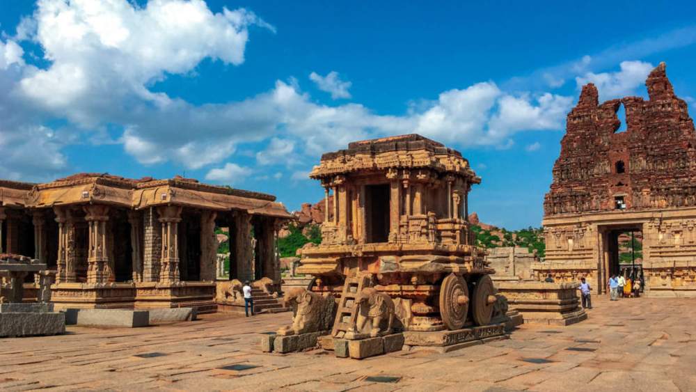 হাম্পি: তুঙ্গভদ্রার তীরে অবস্থিত হাম্পি ইউনেস্কোর ওয়ার্ল্ড হেরিটেজ সাইটের তালিকাভুক্ত একটি পর্যটনস্থল। যাঁরা শিল্প ও ইতিহাস ভালবাসেন, হাম্পিতে এলে তাঁরা শিহরিত হবেন একথা আগে থেকেই বলে দেওয়া যায়। এখানে রয়েছে পাঁচশোরও বেশি ঐতিহাসিক স্থাপত্য। 