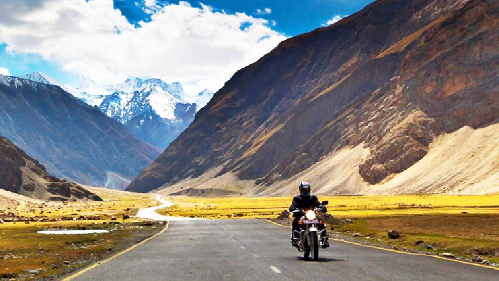 লাদাখ: একক ভ্রমণের জন্য লাদাখ সবচেয়ে কঠিন গন্তব্যগুলির মধ্যে একটি। যাঁরা মোটরবাইক চালাতে পছন্দ করেন, তাঁদের অনেকেই কারাকোরাম ও হিমালয়ের কোলে অবস্থিত সুউচ্চ গিরিপথগুলি ভ্রমণের স্বপ্ন দেখেন। লাদাখে রয়েছে খারদুং লা, চাং লা, শিংখু লা, শিকপি লার মতো গিরিপথ। তবে অধিকাংশ স্থান এতোই দুর্গম যে একা লাদাখ ভ্রমণ বেশ ঝুঁকিপূর্ণ হতে পারে।