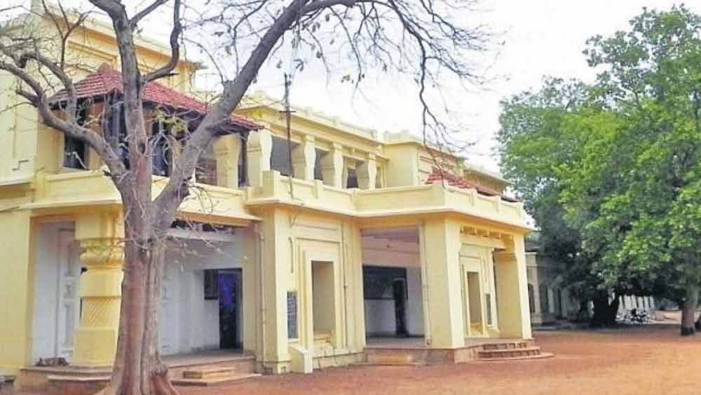 শান্তিনিকেতন: পশ্চিমবঙ্গে একক ভ্রমণের কথা বলতে গিয়ে শান্তিনিকেতনকে উপেক্ষা করা কার্যত অপরাধের সামিল। বিশেষত, যাঁদের হাতে সময় কম অথচ নিভৃতে কয়েকটি দিন একা সময় কাটাতে চান, তাঁদের কাছে কোপাই, খোয়াই আর লাল মাটির উপরে শাল-পলাশের বন হয়ে উঠতে পারে বাড়ির কাছের আরশিনগর। সঙ্গে বাউল সঙ্গীতের মায়া তো রইলই।