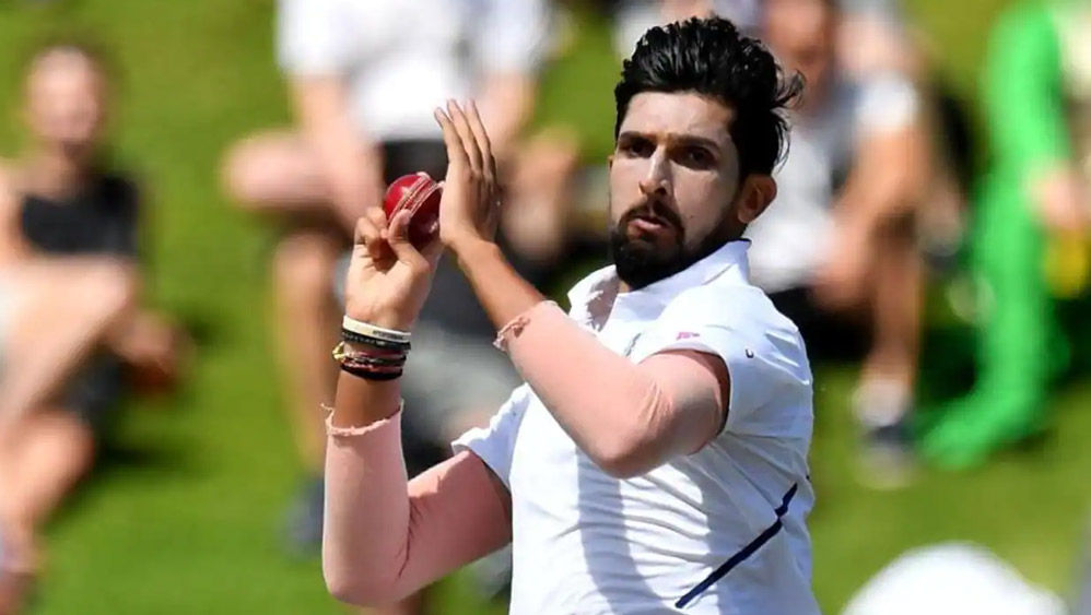 এগারো নম্বরে নেমে ব্যাট হাতে তেমন কিছু করতে না পারলেও বোলিংয়ে পুষিয়ে দিয়েছিলেন ইশান্ত শর্মা। ম্যাচে মোট ছ’টি উইকেট নিয়েছিলেন তিনি। এখনও পর্যন্ত মোট ১০৫টি টেস্টে দেশের হয়ে প্রতিনিধিত্ব করেছেন ইশান্ত। ২০১১ সালের বিরাট কোহলীর প্রথম টেস্টের ১১ জনের মধ্যে কোহলী এবং ইশান্ত শর্মাই এখনও ধারাবাহিক ভাবে আন্তর্জাতিক ক্রিকেট খেলে যাচ্ছেন।