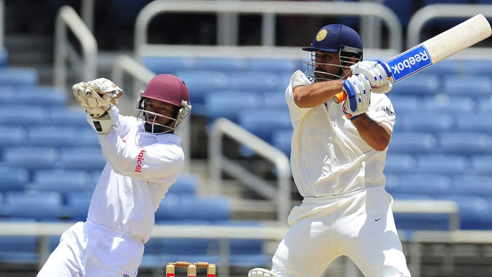 ভারতের সেরা অধিনায়কদের মধ্যে অন্যতম মহেন্দ্র সিংহ ধোনি। ২০১৪ সালে অস্ট্রেলিয়ার বিরুদ্ধে বর্ডার-গাওস্কর সিরিজ চলাকালীনই তিনি আন্তর্জাতিক টেস্ট ক্রিকেট থেকে অবসর ঘোষণা করেন। ২০২০ সালে আন্তর্জাতিক এক দিন এবং টি২০ ক্রিকেট থেকেও অবসর ঘোষণা করেন। কিন্তু এখনও আইপিলে খেলা চালিয়ে যাচ্ছেন ধোনি। এ বছর চেন্নাই তাঁকে ১৬ কোটি টাকা দিয়ে ধরে রেখেছে।