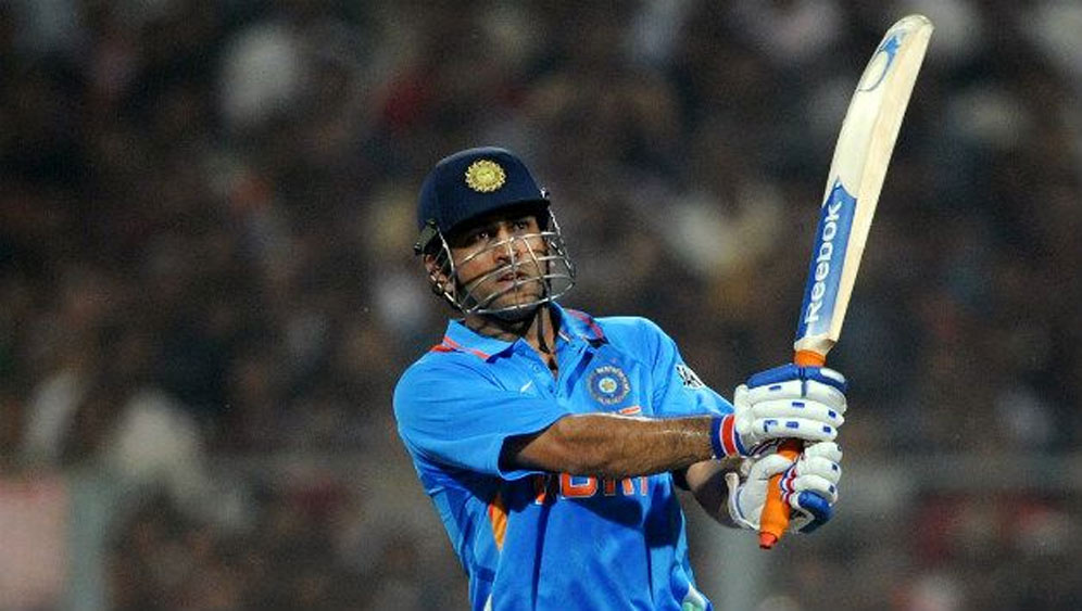 ২০১১ ক্রিকেট বিশ্বকাপ ফাইনালের শ্রীলঙ্কার বিরুদ্ধে অসাধারণ পারফম্যান্সের পর মহেন্দ্র সিংহ ধোনির ওপর ছিল সব নজর। ওয়েস্ট ইন্ডিজের বিরুদ্ধে তিনি নামেন সাত নম্বরে। প্রথম ইনিংসে কোনও রান না করেই আউট হয়ে যান। দ্বিতীয় ইনিংসে করেন ১৬ রান। দেশের হয়ে খেলেছেন ৯০টি টেস্ট। তার মধ্যে ৬০টি টেস্টেই তিনি ছিলেন অধিনায়ক।