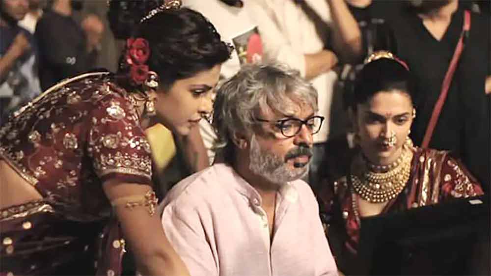 বলিউডে নাকি সোজাসাপ্টা কথা বলার লোকের অভাব। অনেকে আবার বলেন, ইন্ডাস্ট্রিতে বেঁচে থাকতে হলে মিষ্টিভাষণ জরুরি, তাই বোধ হয় সে রাস্তায় ভন্সালীও হেঁটেছেন। বিনয়ী ভাবেই বলেছেন, ‘‘সলমন আর আমি এখনও খুব ভাল বন্ধু।’’