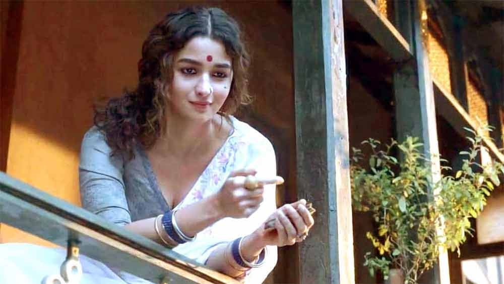 সলমনকে নিয়ে এত বিনয়ী হওয়ার প্রয়োজন নেই ভন্সালীর। কানাঘুষোয় এমনও শোনা যাচ্ছে। হবে না-ই বা কেন! মুক্তির দু’সপ্তাহেই ১০০ কোটির দিকে এগোচ্ছে তাঁর ‘গঙ্গুবাঈ... ’। তুমুল সাফল্যের পর তিনি সোজা ব্যাটে খেলবেন, এটাই প্রত্যাশিত। তবে সে পথে হাঁটেননি ভন্সালী।