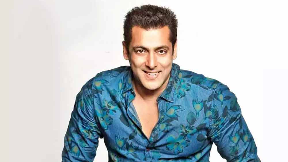 সলমনের এত প্রশংসা তো করলেন। তবে একসঙ্গে কাজে বাধা কোথায়? এই বাউন্সারও সতর্ক ভাবে এড়িয়ে গিয়েছেন। উল্টে বলেছেন, ‘‘আমার জীবনে সলমন অত্যন্ত গুরুত্বপূর্ণ অংশ জুড়ে রয়েছেন। আজ আমি যে জায়গায় পৌঁছতে পেরেছি, তার জন্য সলমনের হাত রয়েছে। ওঁর জন্য সব সময় শ্রদ্ধা থাকবে। তবে বল এখন ওঁর কোর্টে। সলমনকেই স্থির করতে হবে, আমার সঙ্গে কাজ করবেন কি না!’’