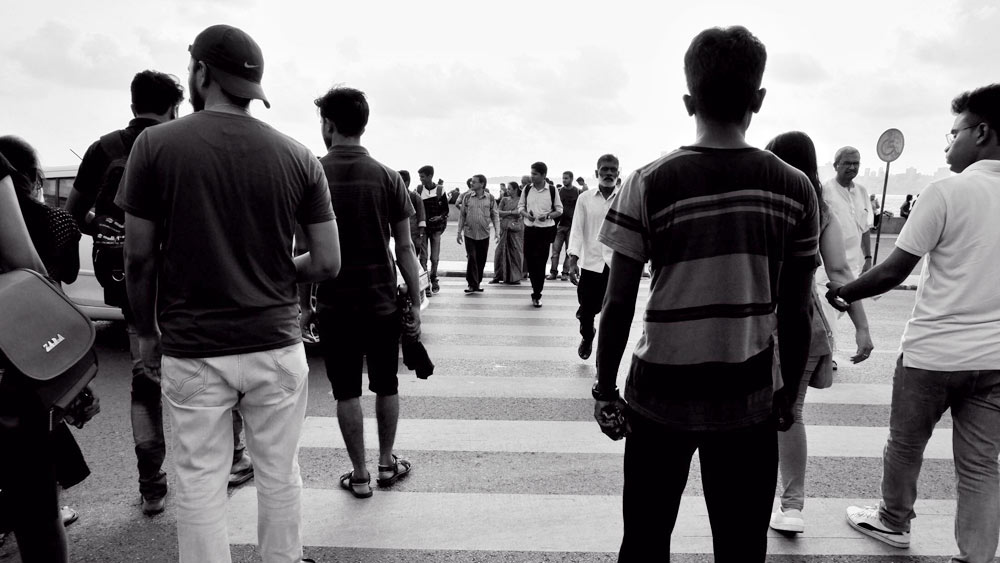 পথেঘাটে শোওয়ার জন্য ছিল একটি বেডিং। খিদে মেটাতে সামান্য টিফিন। আজ থেকে প্রায় ৪৭ বছর আগে এ নিয়েই মুম্বইয়ে পৌঁছেছিলেন পটনার এক কিশোর। পুঁজি বলতে ছিল একরাশ স্বপ্ন— মুম্বইয়ে গিয়ে কিছু একটা করতে হবে! সেই স্বপ্নের ডানায় ভর করেই মায়ানগরীতে নিজের জায়গা করে নিয়েছেন অনিল অগ্রবাল। শুধু মুম্বইয়ের জমিতেই নয়, গোটা ভারতেই বিস্তার করেছেন তাঁর ব্যবসায়িক সাম্রাজ্য।